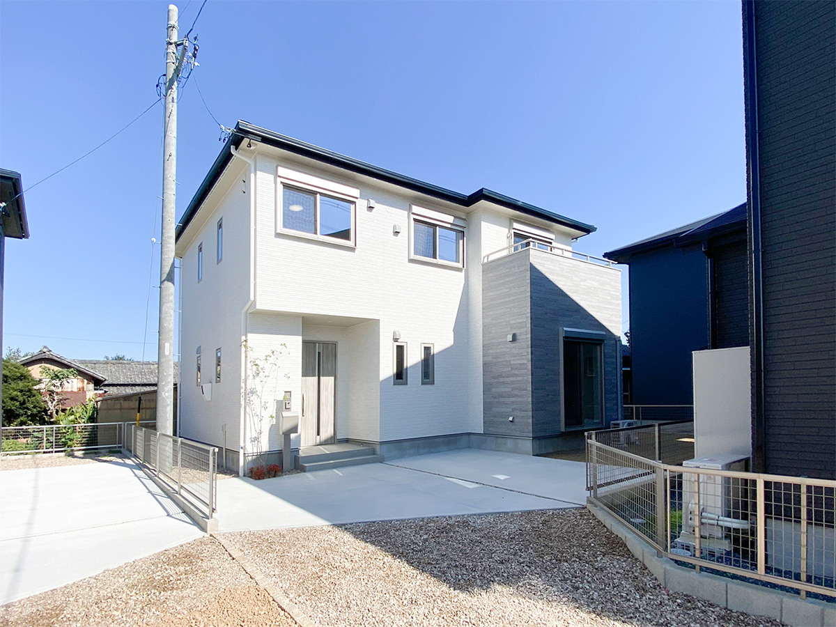 外壁は雨で汚れを洗い流すKMEWの光セラ。駐車3台可能です◎