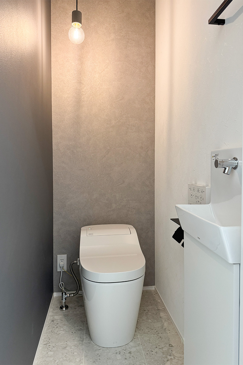 1FトイレはPanasonicアラウーノ。流す度に泡で汚れを洗い流してくれるので、日々のお手入れが楽になります♪