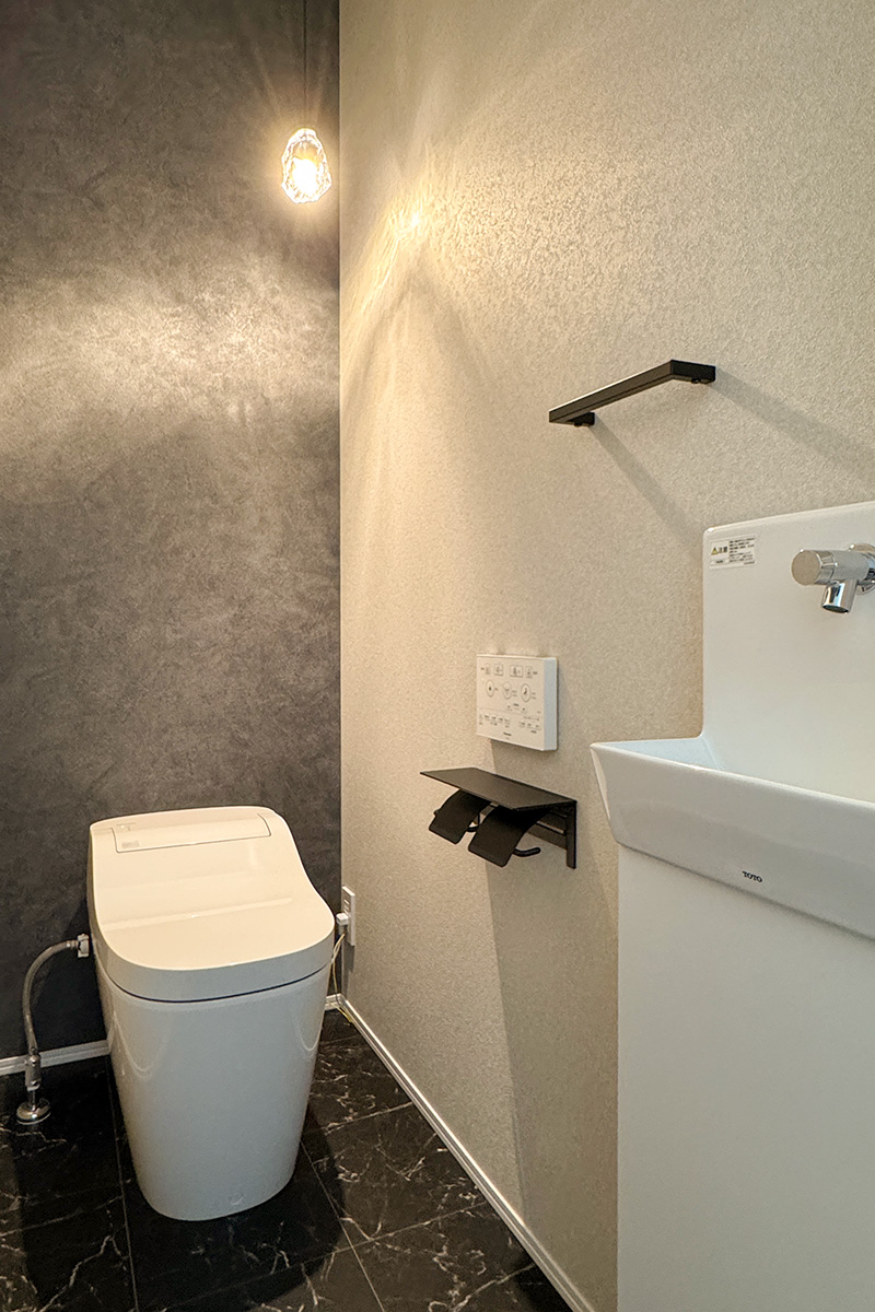 1FトイレはPanasonicアラウーノ。流す度に泡で汚れを洗い流してくれます。