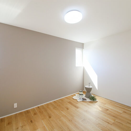 寝室はグレージュのアクセントクロスを使用し落ち着いた雰囲気に。
