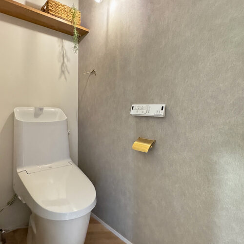 トイレは真鍮の小物でおしゃれな空間に仕上げました。