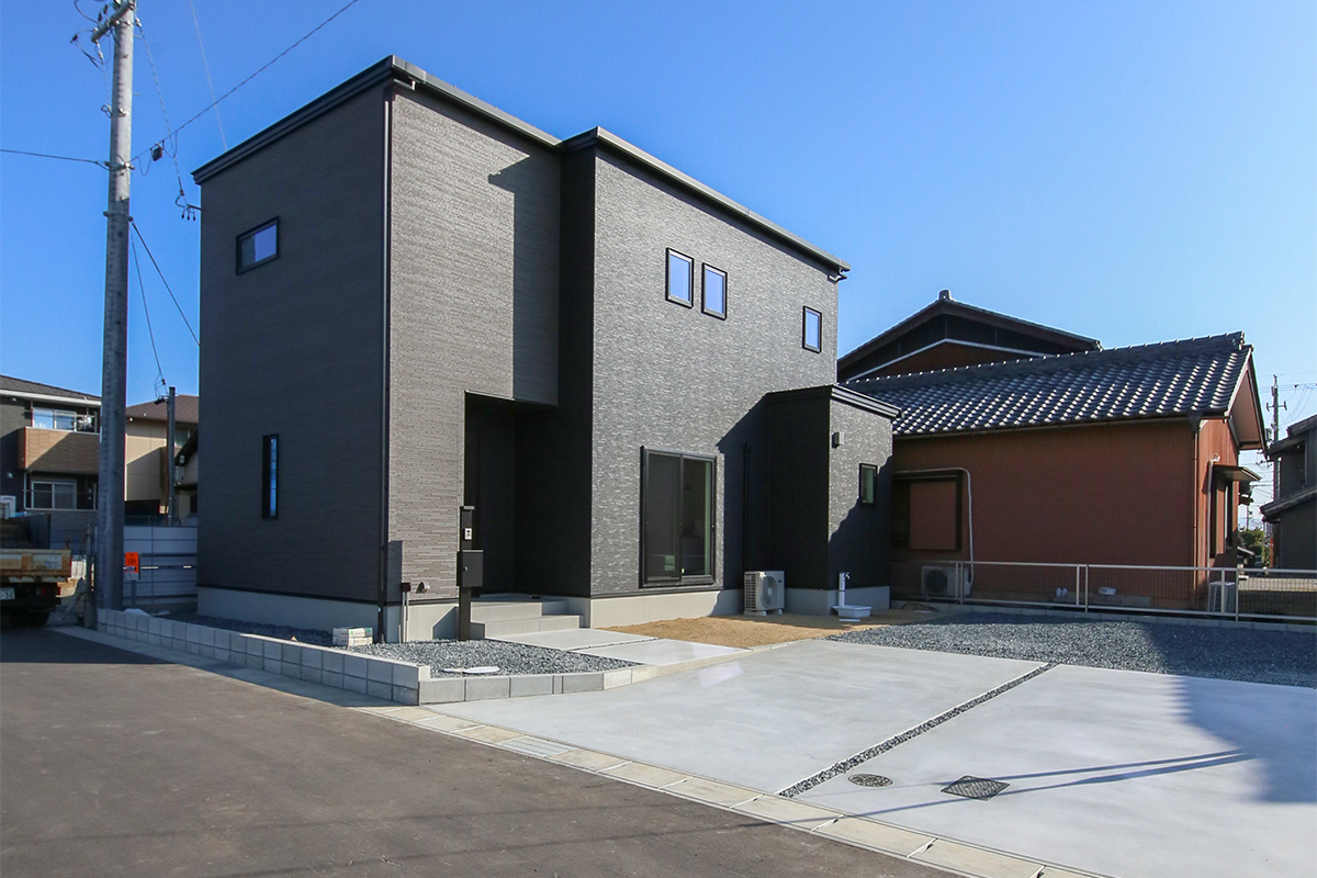 ブラック×チャコールのスタイリッシュな外観。雨で汚れを洗い流す「セルフクリーニング機能」を持つニチハの外壁を使用しています。