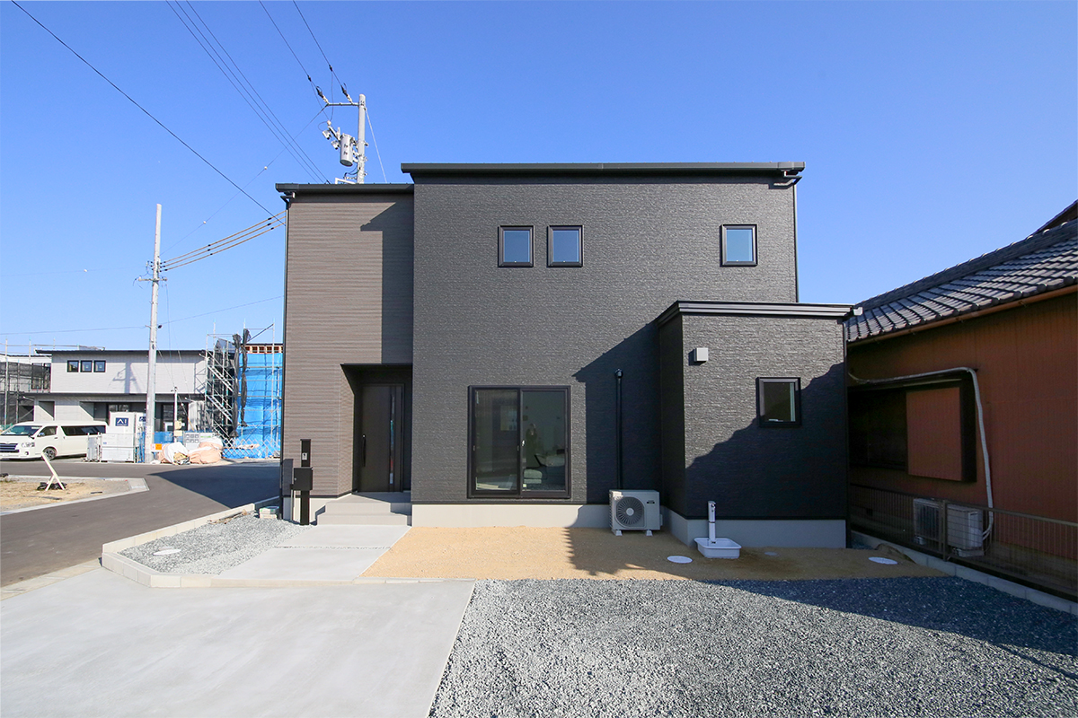 駐車4台可！カーポート設置・コンクリート敷などの追加工事も承ります◎