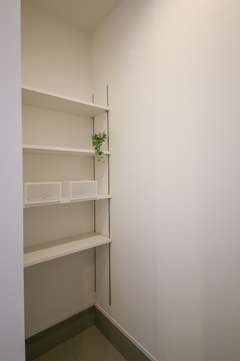 玄関には土間収納があり、ベビーカーやアウトドア用品を収納することができます。