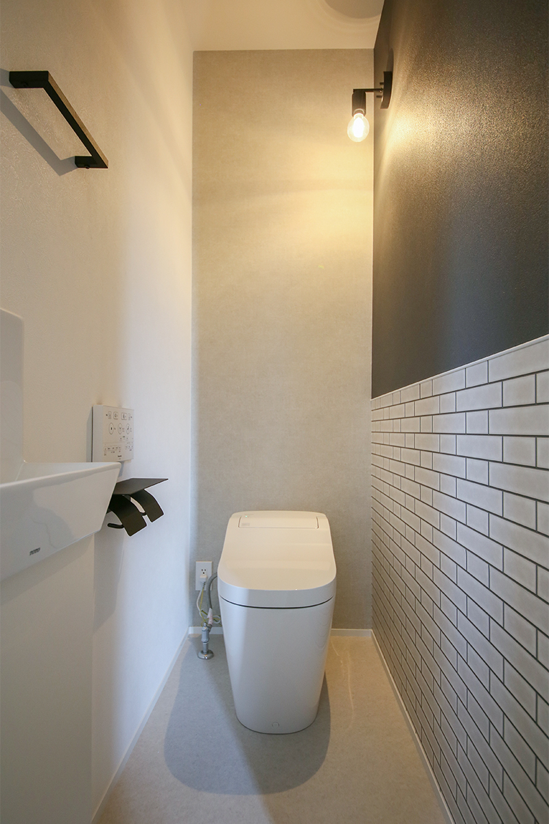 1FトイレはPanasonicアラウーノ。流す度に泡で汚れを洗い流してくれるので、日々のお手入れが楽になります。