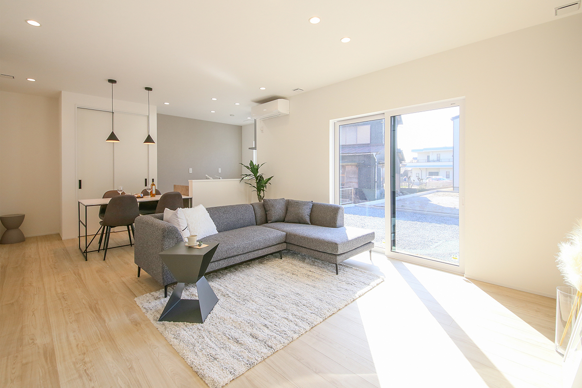 チェスナット色の床がやさしい印象のリビング。展示家具+リビングエアコンはこのままついてきます！