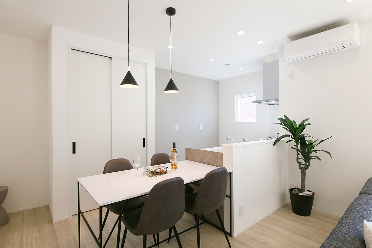 横並び動線で家事がしやすいキッチン。 黒のペンダントライトとグレーのアクセントクロスでスタイリッシュに仕上げました。