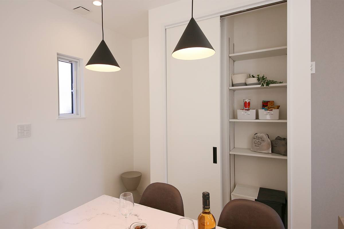 ダイニングの背面には大容量のパントリーがあり、空間をすっきり保つことができます。