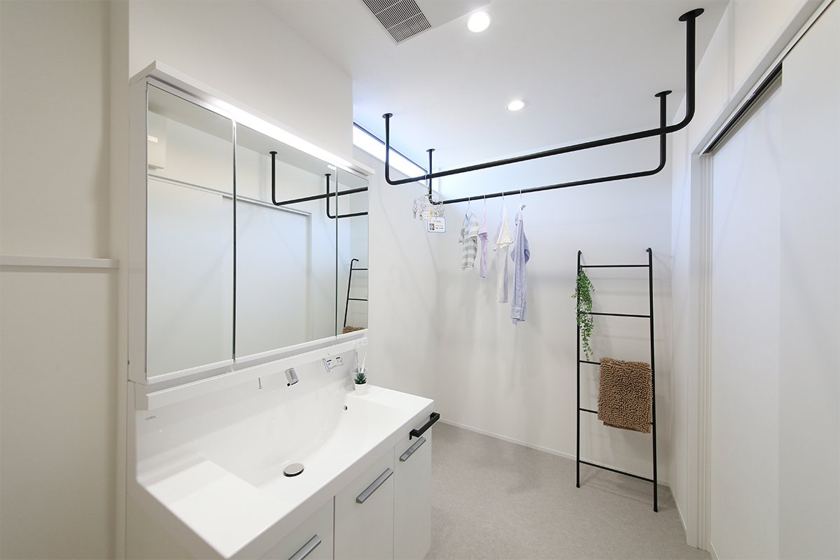 約3.5帖の洗面室には室内用物干しのHosubaが2本設置してあります。雨の日のお洗濯も安心！