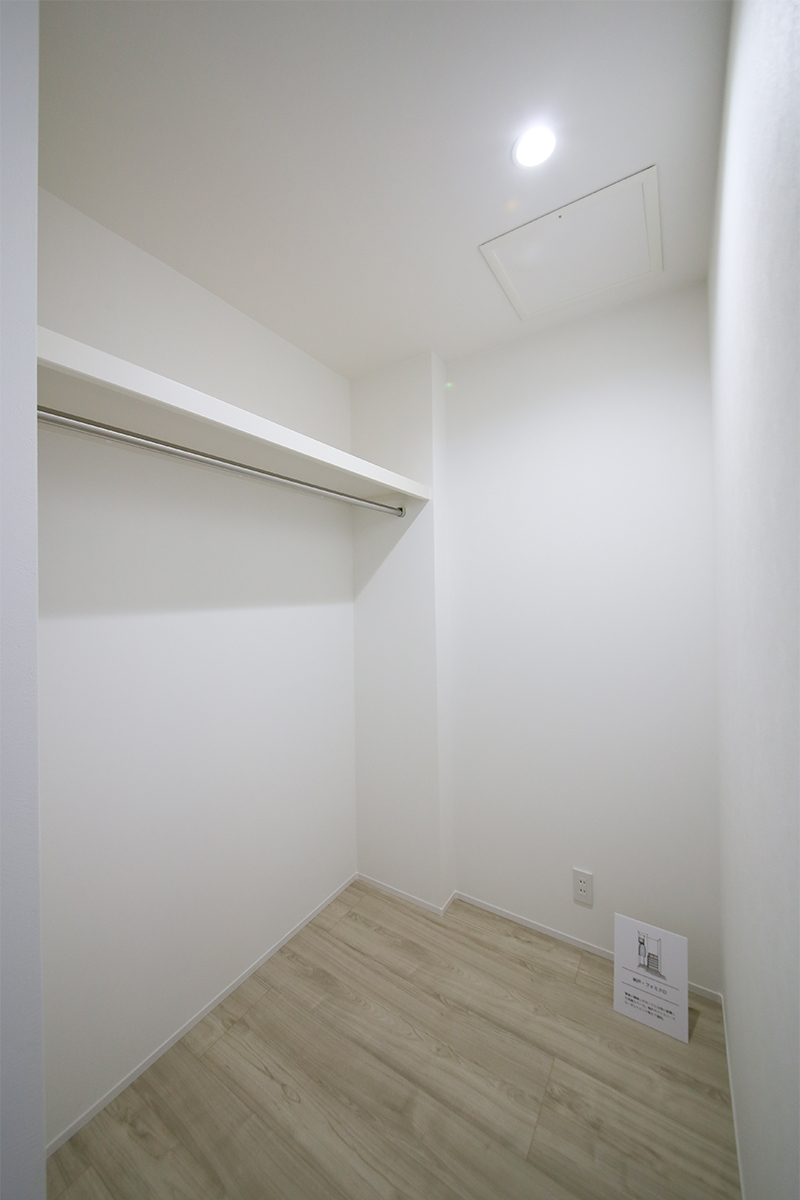 廊下には約1.5 帖の納戸があります。ファミリークローゼットとしても便利に使えます。