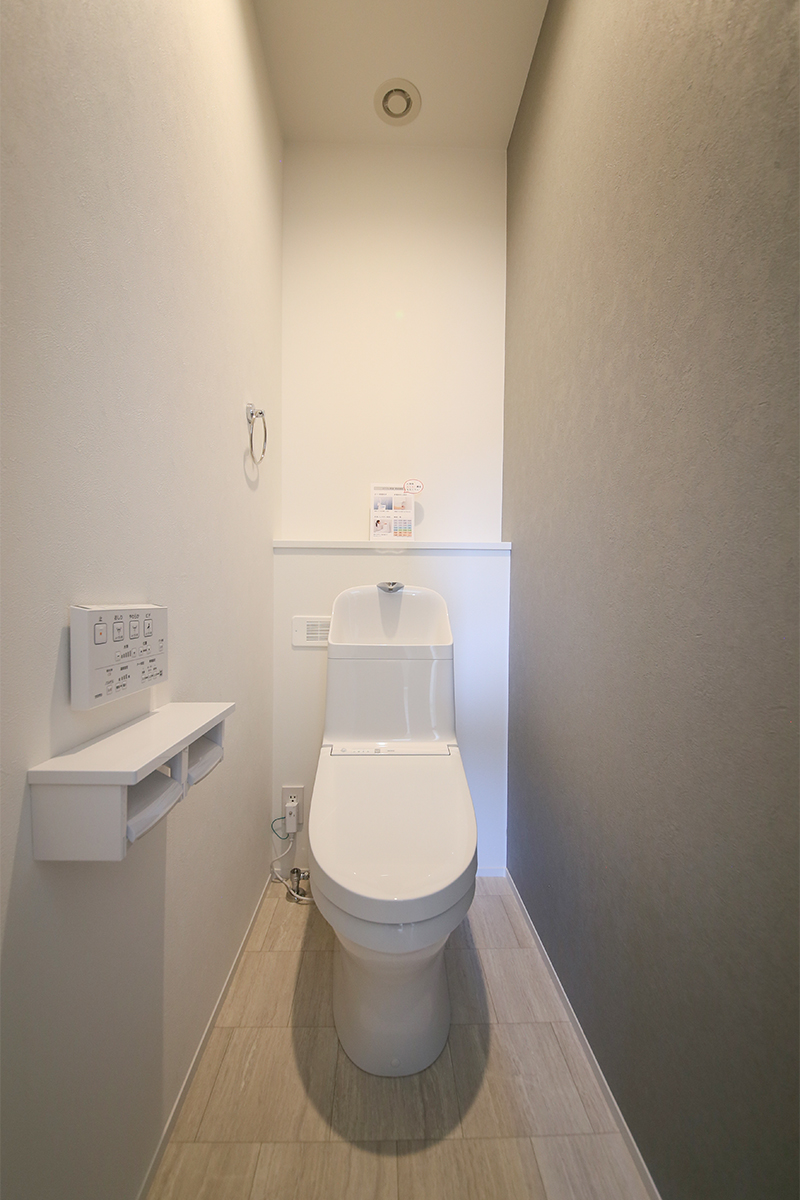 2FトイレはTOTO製。凹凸が少なくお掃除しやすいフォルムです。