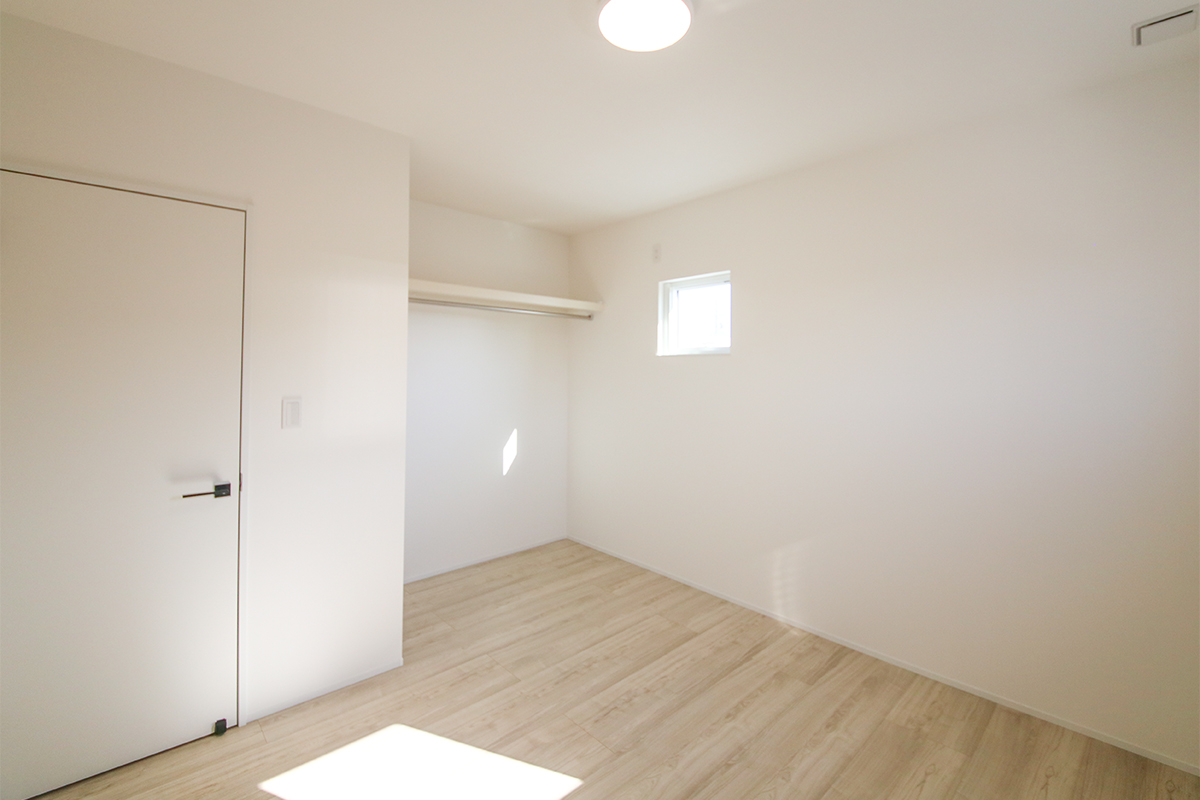 寝室の他に、5.6帖と6帖の洋室があります。デスクやベッドを置いても余裕のある広さです。