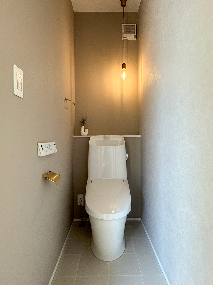 トイレはLIXILベーシアシャワートイレ。強力洗浄の節水型トイレです。