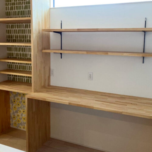 キッチンのカップボードもお引渡し後に造作されたそう。建売住宅をご自身の暮らしに合わせてカスタマイズし、「オリジナルの住まい」にされているのがとても魅力的です。