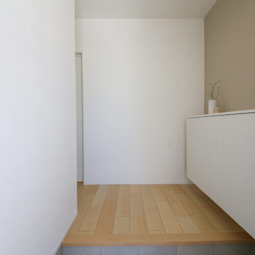 下駄箱は取っ手のないタイプで見た目すっきり。