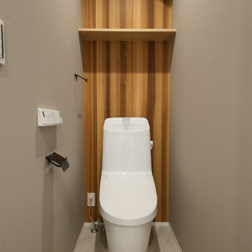 INAX製の節水型トイレです。便器のフチやタンク上はお掃除がしやすい形状になっています。