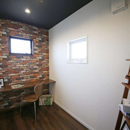 レンガ調のアクセントクロスを使用し、秘密基地のようなわくわくする空間を造りました。