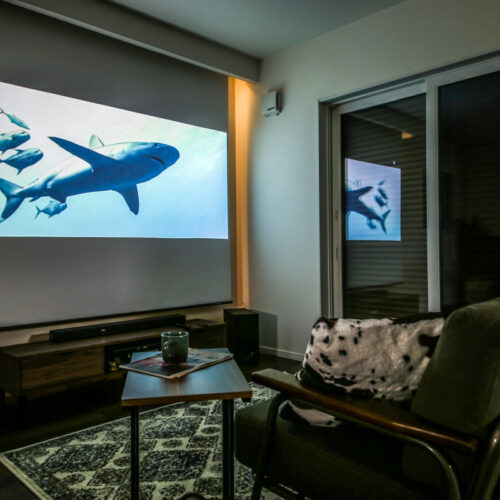 垂れ壁に仕込んだ間接照明を点けると、映画館のような落ち着いた雰囲気に。家族みんなで映画を楽しめる、遊び心のあるリビングです。