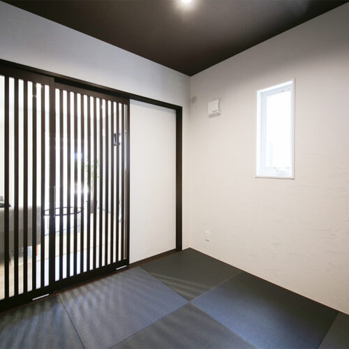 畳は半帖畳の墨染色を採用。天井には濃いアクセントクロスを合わせることで、落ち着きのあるモダンな和空間に仕上げました。