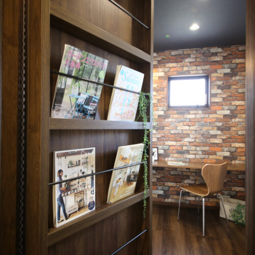 本棚を押すと…なんと隠し部屋が！