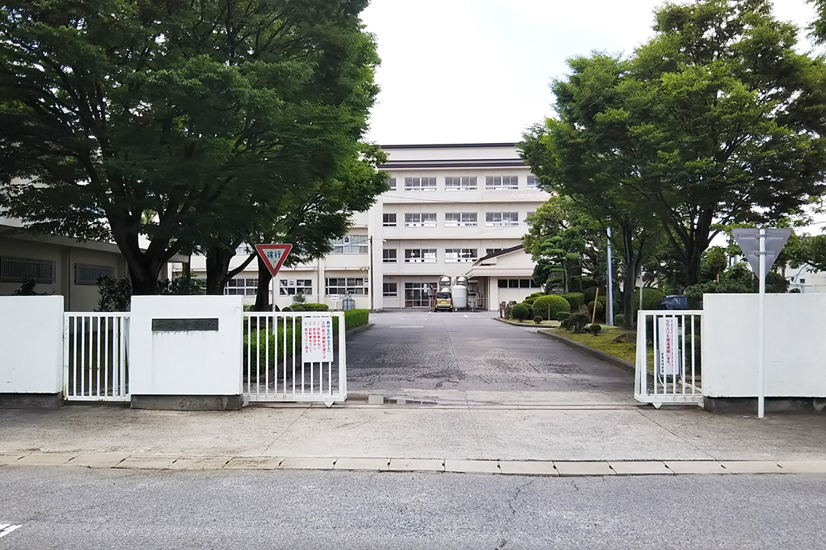 西尾中学校　約1.4km